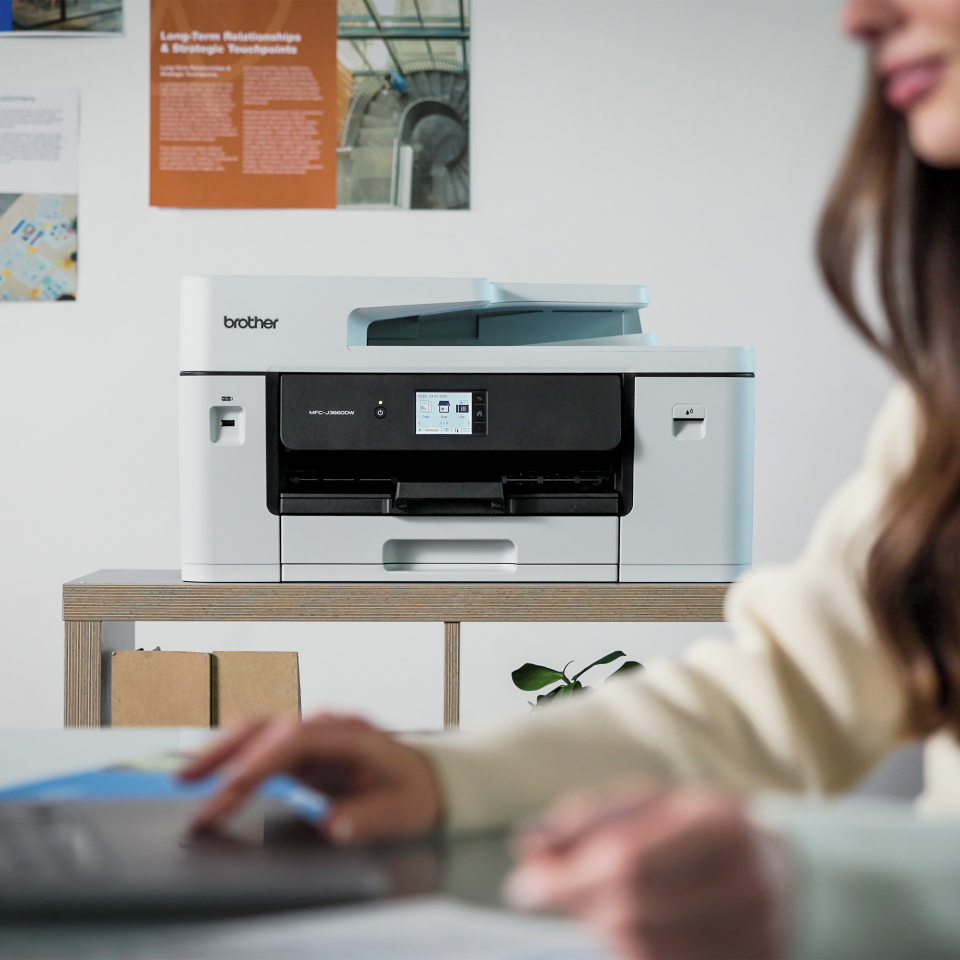 <p>Brother A3 večfunkcijska naprava - v ozadju, v pisarni</p>