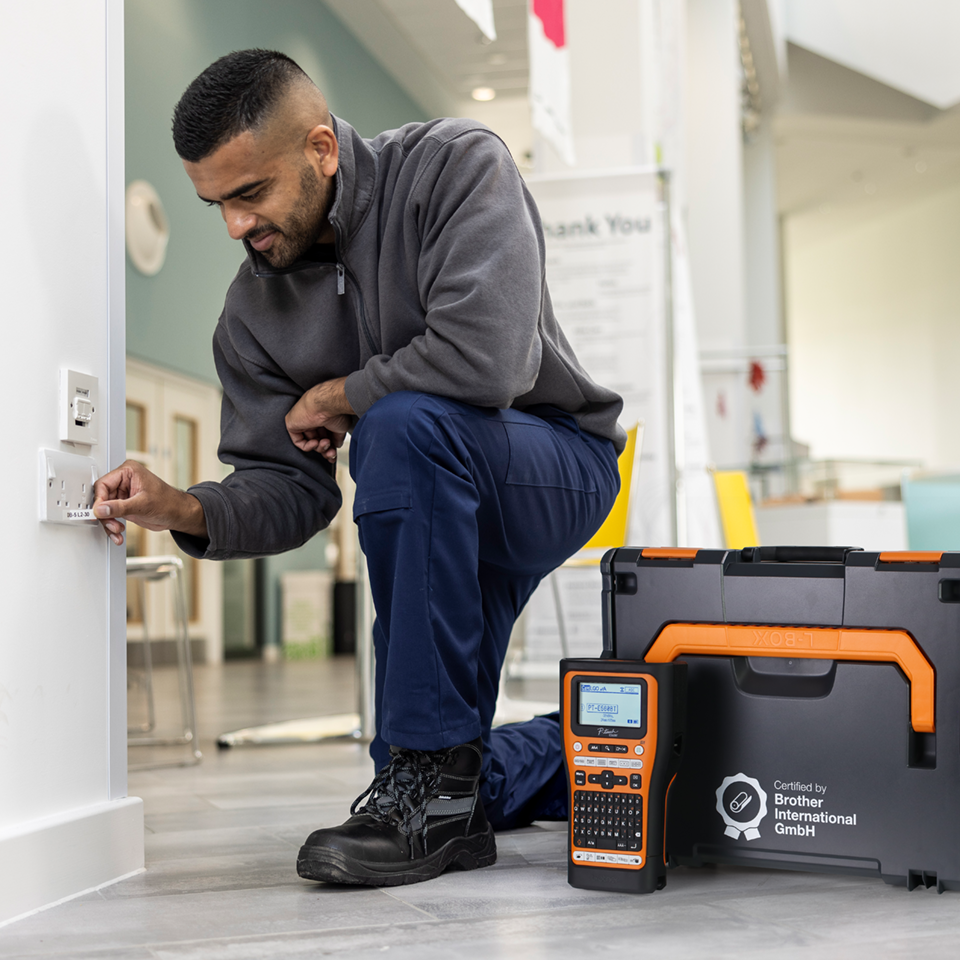<p>Elektriker beschriftet Steckdose, Brother L-BOXX und PT-E560BT daneben</p>