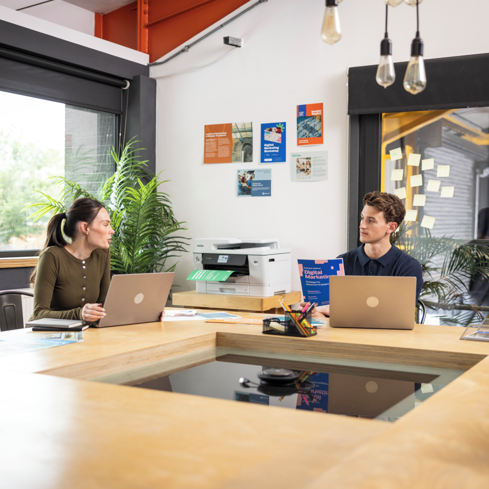 <p>Muž a žena pracující v malé kanceláři</p>