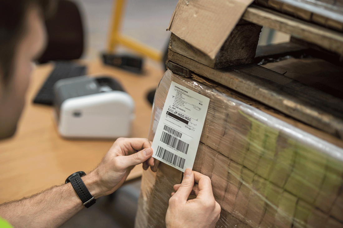 Man labelling pallet with 4x6 inch label