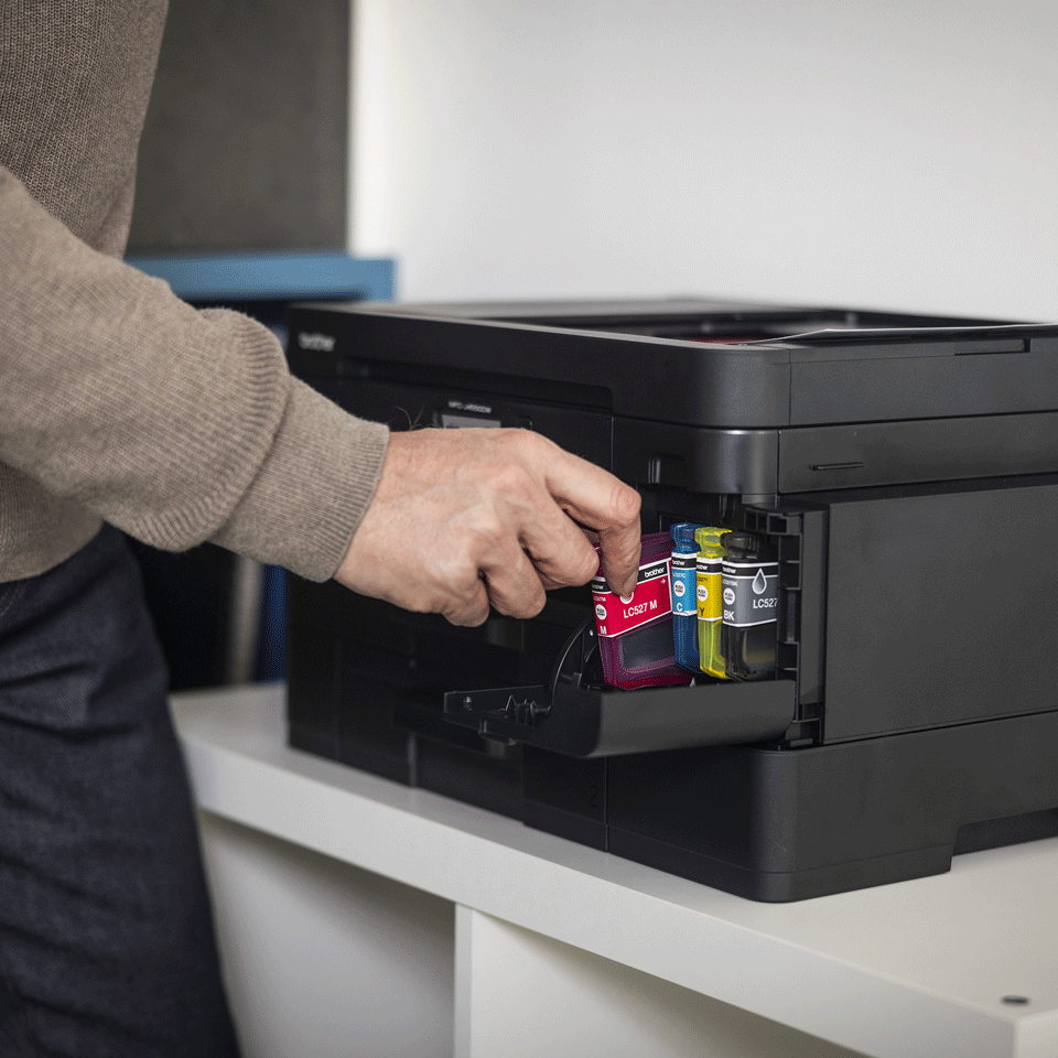 <p>Installing inks into MFCJ4550DW</p>