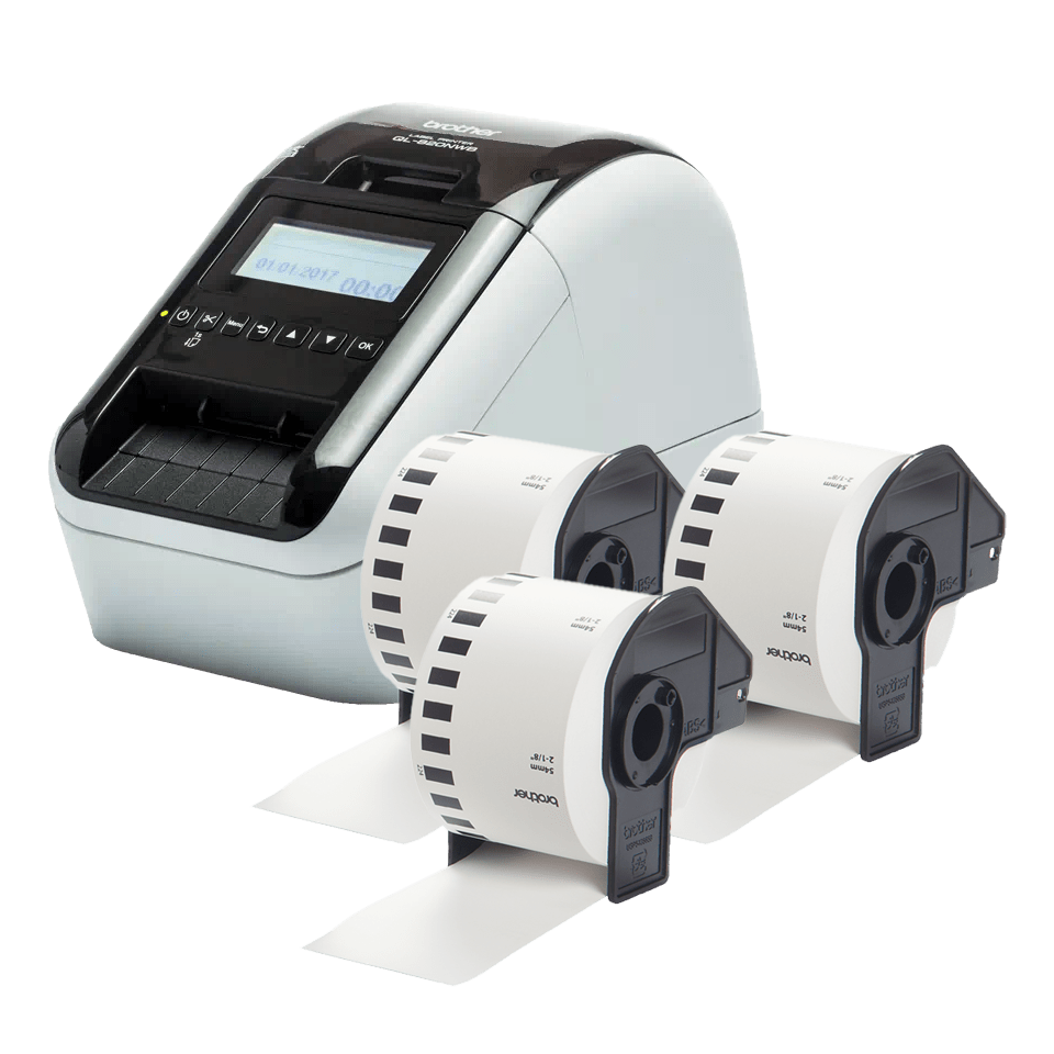 Vorderansicht des Brother QL-820NWBVM Besucher- und Ereignisausweisetikettendruckers, 3 Etikettenrollen DK-N55224 daneben stehend
