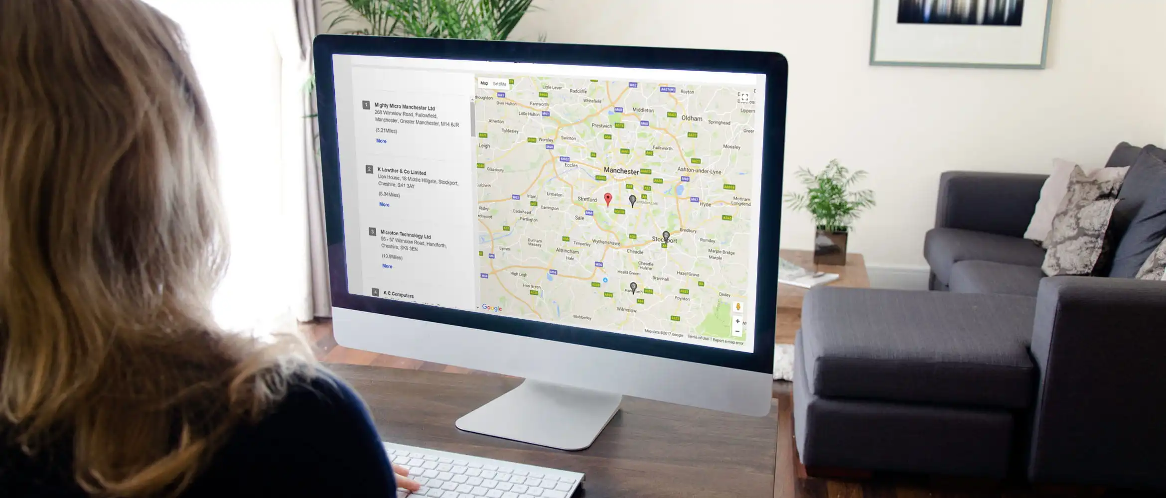 Kvinna söker efter brother återförsäljare på iMac
