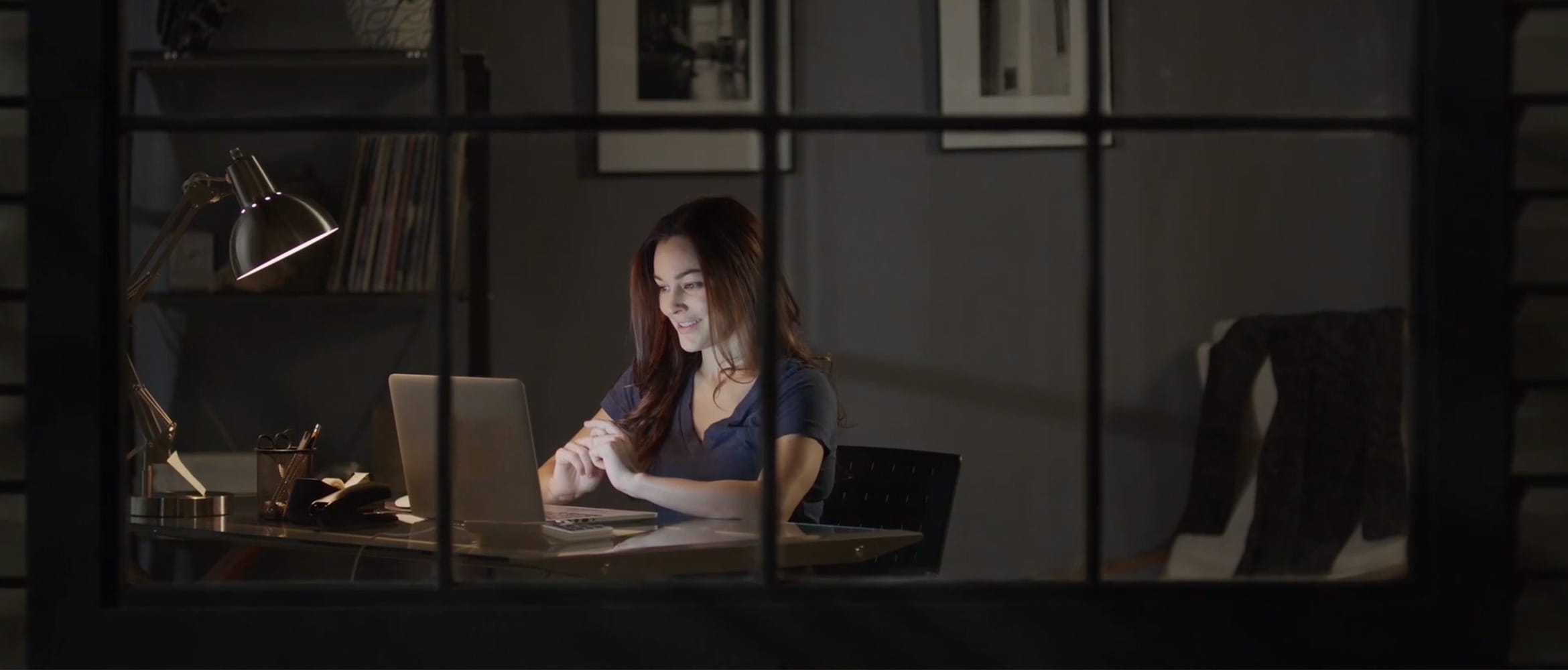 Mulher que trabalha com laptop