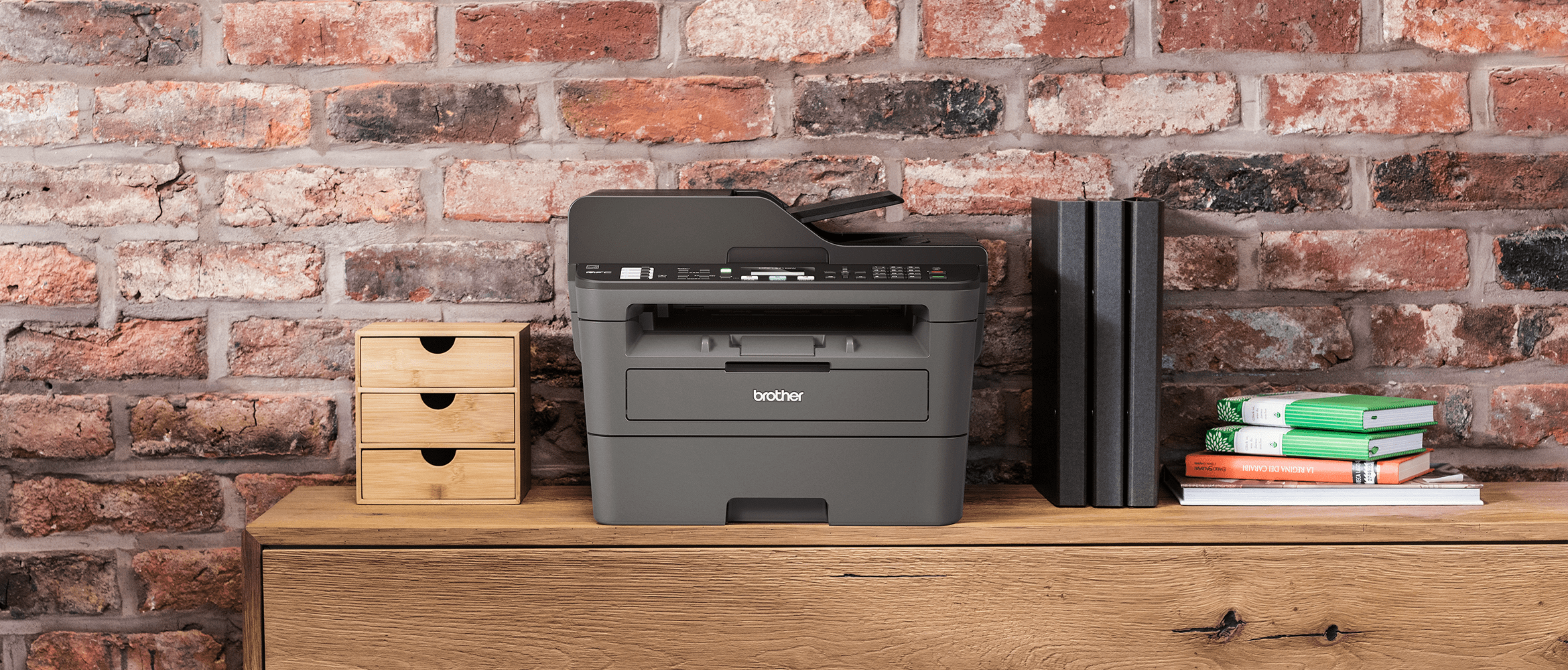 urządzenie wielofunkcyjne Brother MFC-L2752CDW stoi na półce
