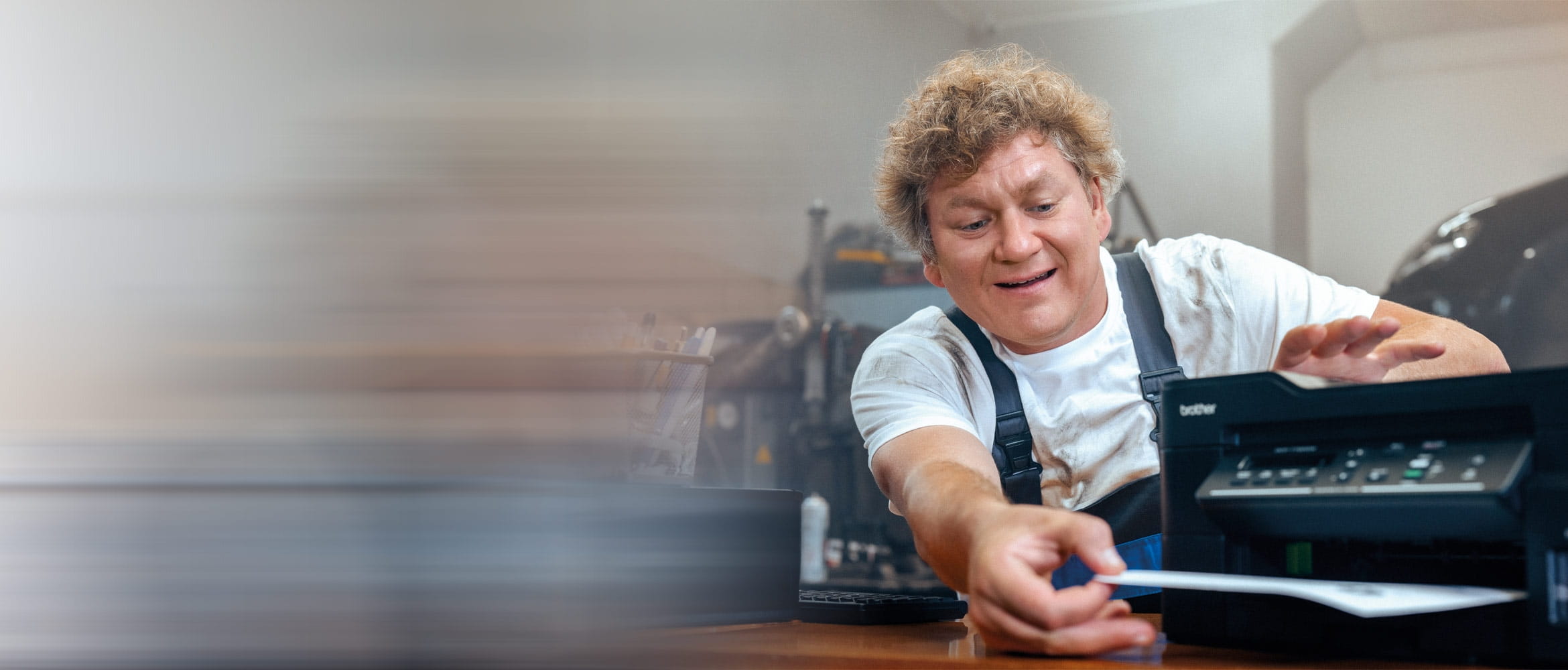 Obrázek Inkbenefit Plus s automechanikem používajícím tiskárnu Brother