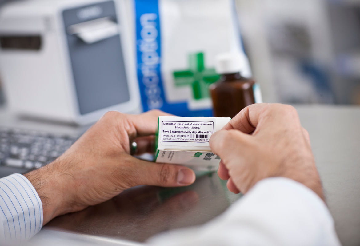 Etiquetas para medicamentos junto a impresora de etiquetas TD