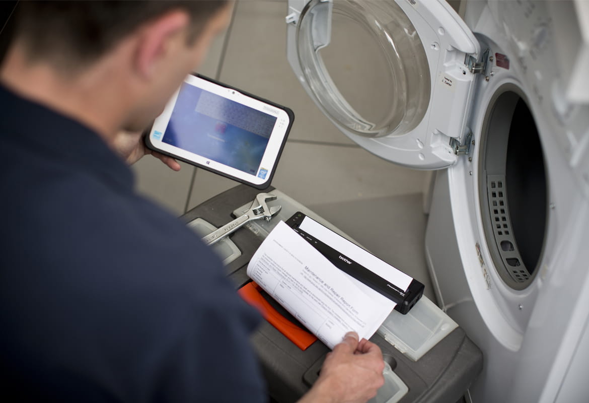 Service engineer using a PJ7