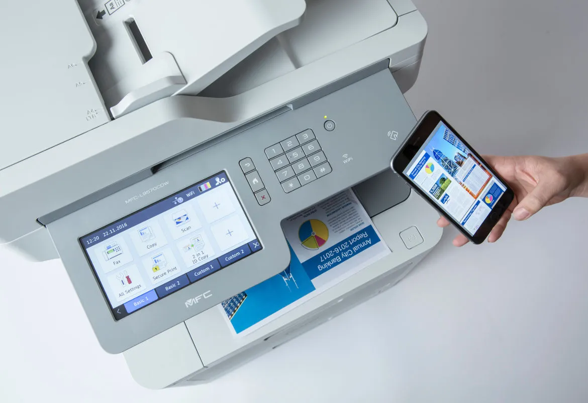 Impresora multifunción Brother con WiFi junto a teléfono móvil
