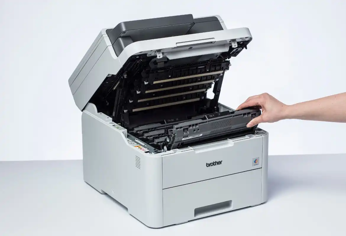 Impresora Brother abierta mostrando sus consumibles