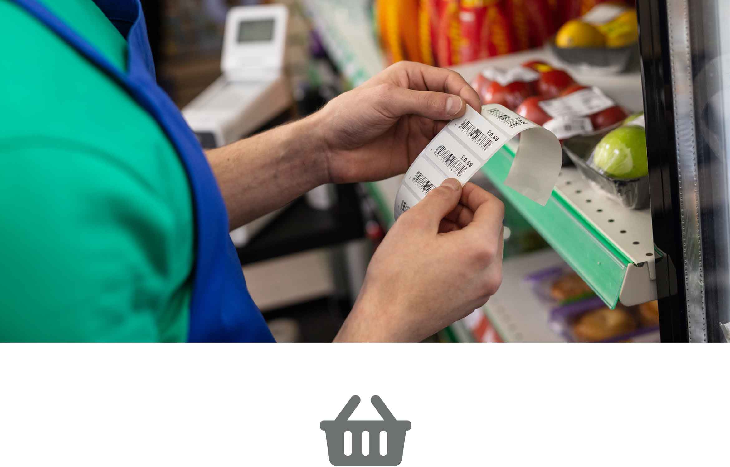 Homme regardant un portant de hauts colorés dans un magasin de vêtements