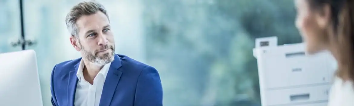 Homem com casaco azul