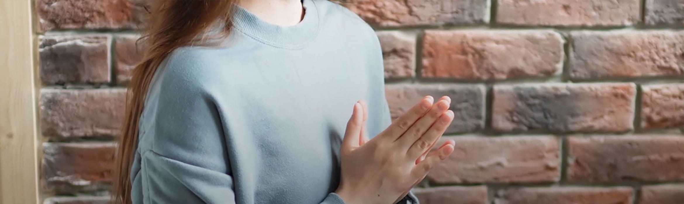 Mulher com as mãos em oração