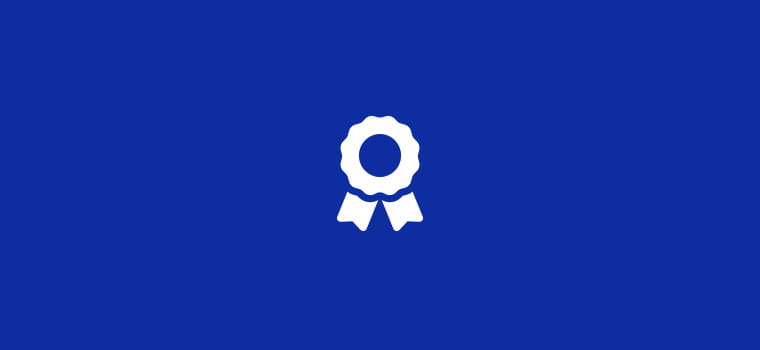 Fond bleu avec icône blanche représentation un ruban récompense