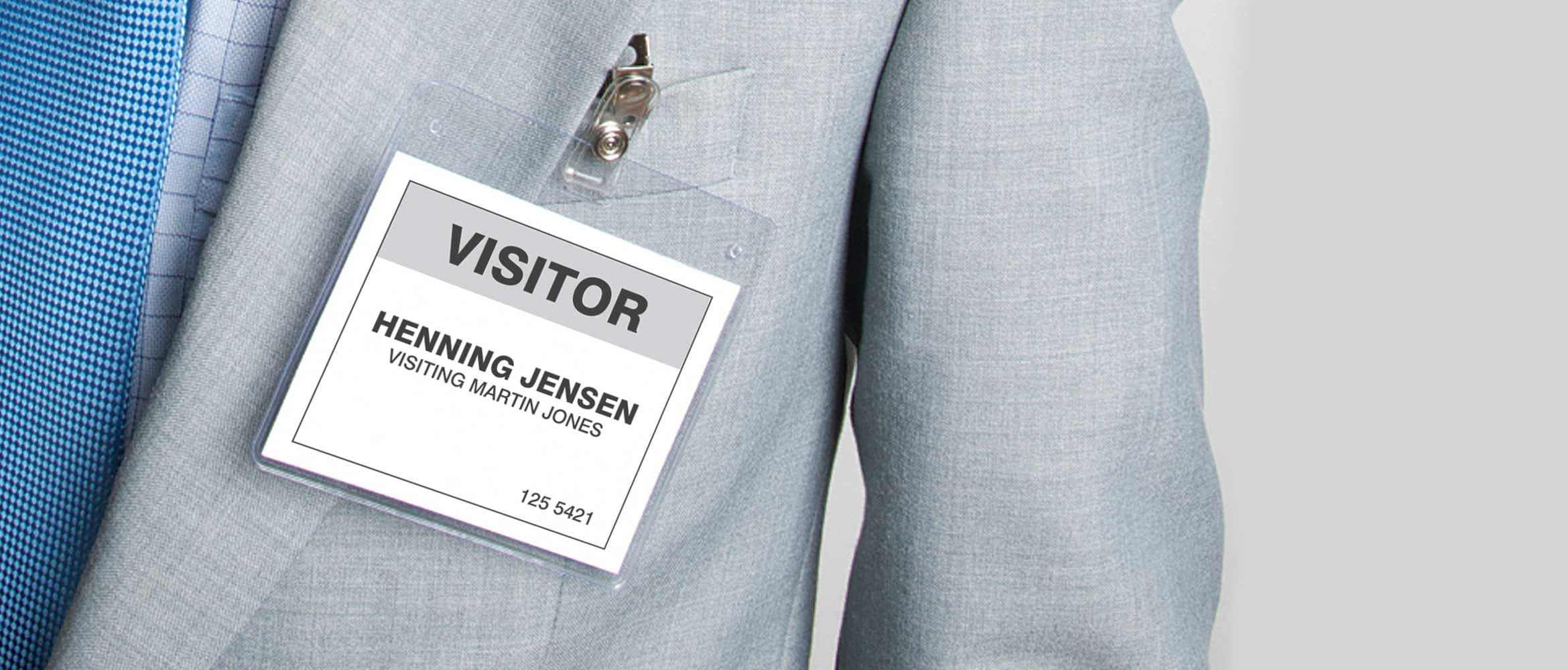 Mann im Anzug, Gedrucktes Namensschild Tragend