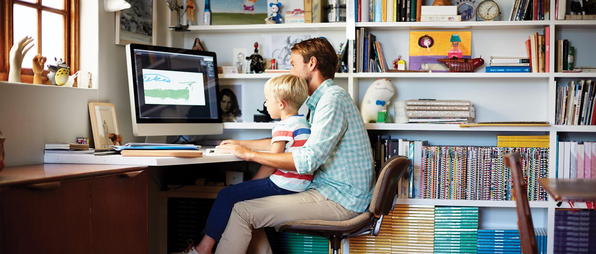 Vater und Sohn Sa-Schreibtisch arbeiten