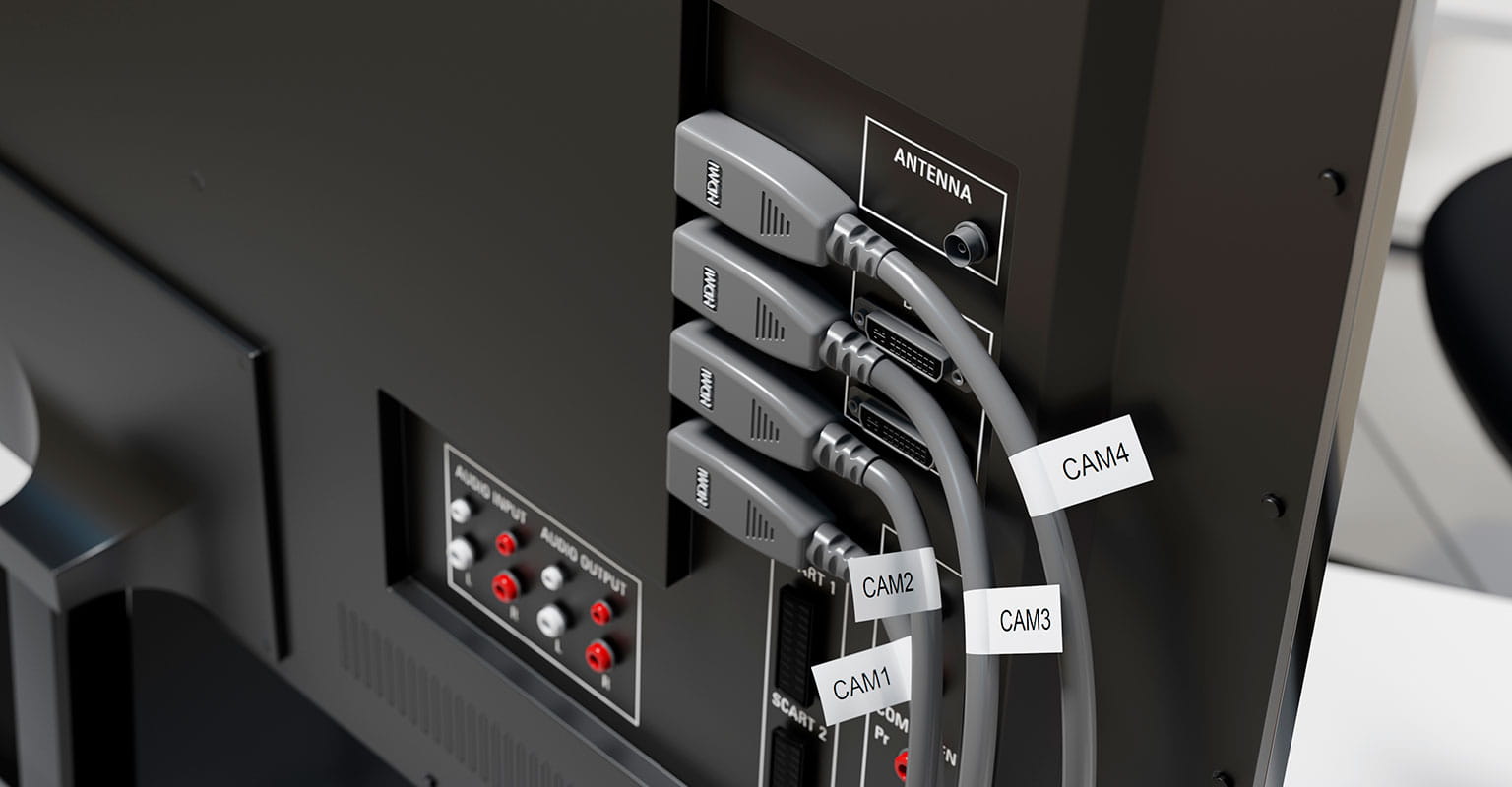 Brother Flexibler-ID-Etiketten umwickelt HDMI-Kabel, die in einen Monitor gehen
