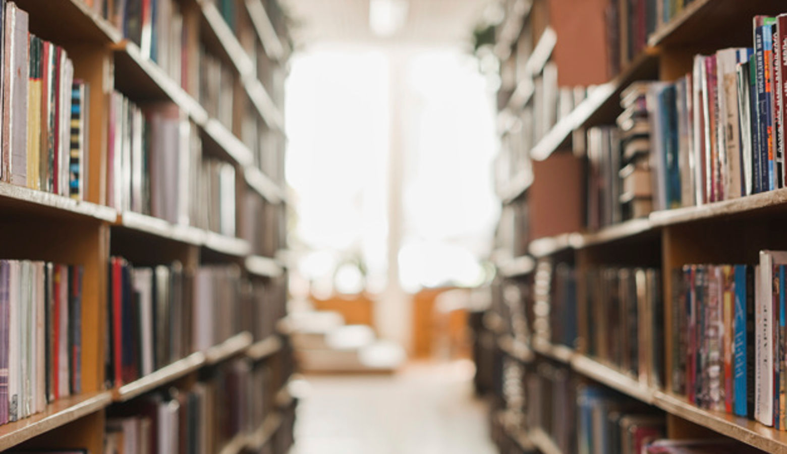 Estantes com livros
