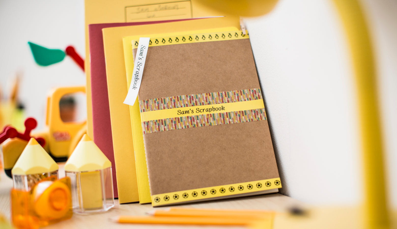 Material escolar com etiquetas