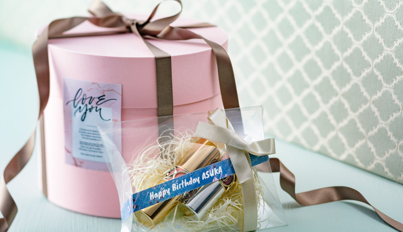 Regalos decorados con etiquetas de colores